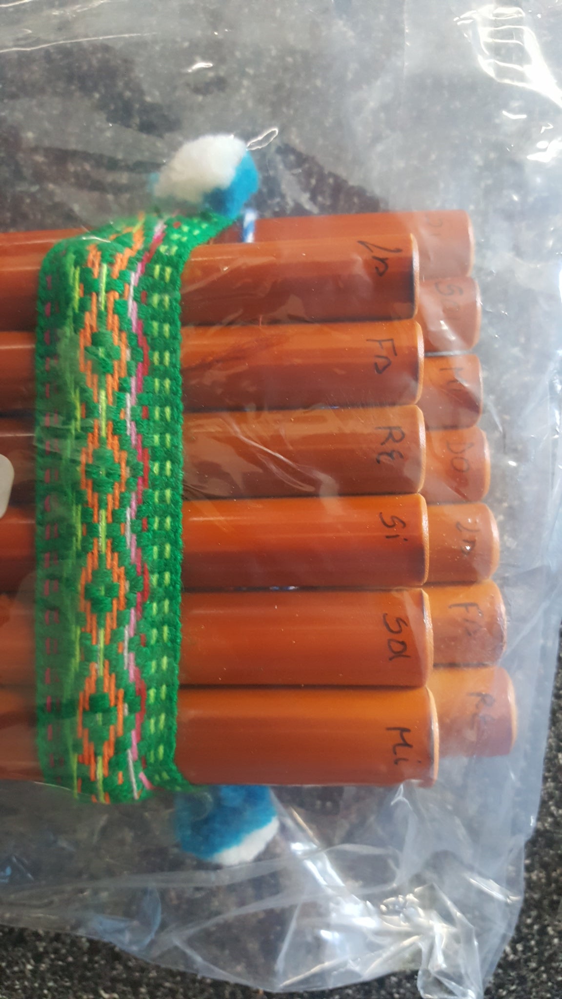 Tubo de flauta de madera de bambú natural con estampado tribal